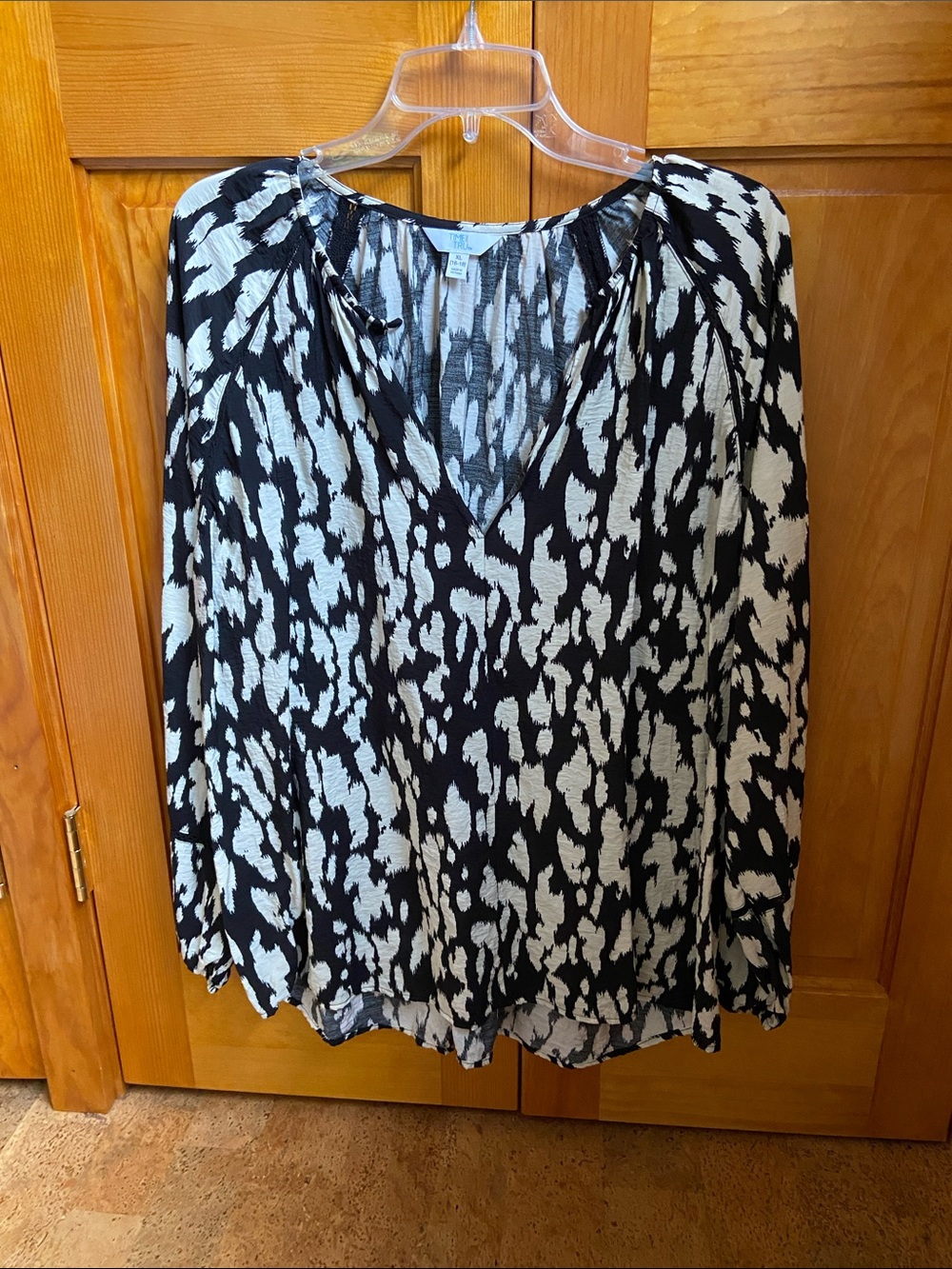 Time and Tru Black and White Printed V-Neck Blouse